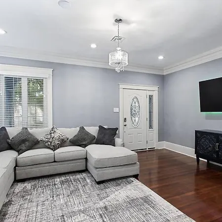Luxury Spacious Uptown 3 Bedroom In Historic Area-3