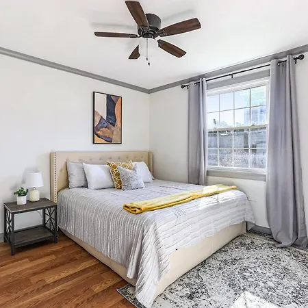Cozy 2 bedroom house in New Orleans-3