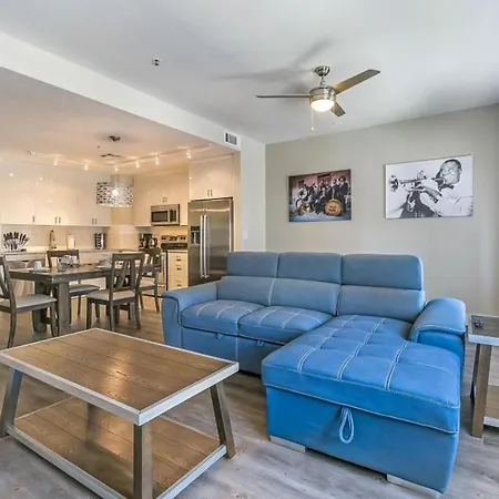 Ideal Condo Near City Hot Spots-2