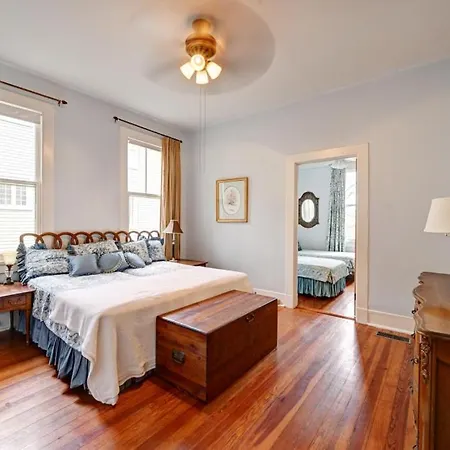 Uptown Oasis With Lush Garden And Pool. Amazing Location!-2