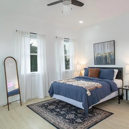 Downtown Vibrant Gray Loft 2318-2