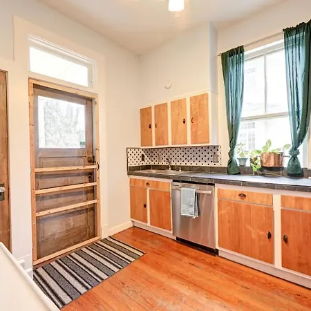 Uptown Oasis With Lush Garden And Pool. Amazing Location!-3