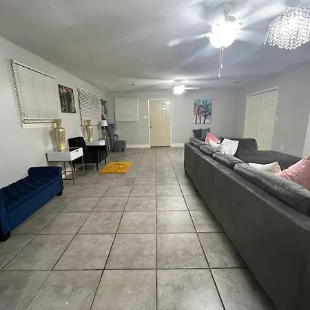 Beautiful 2200 Sqft Home Close To Canal-3