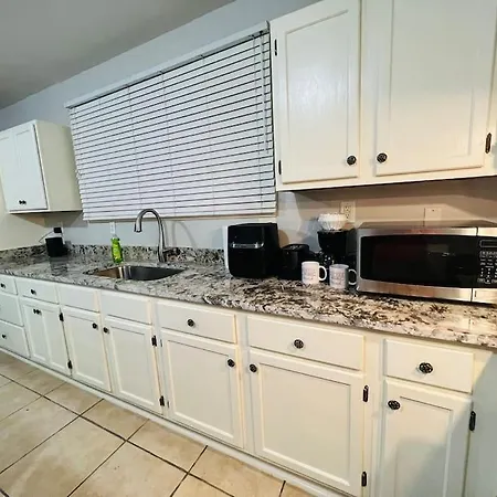 Beautiful 2200 Sqft Home Close To Canal-2