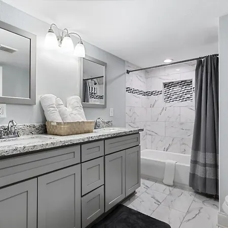 Luxury Spacious Uptown 2 Bedroom In Historic Area-3