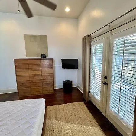 Bright Uptown/University Cottage Near Audubon Park-2