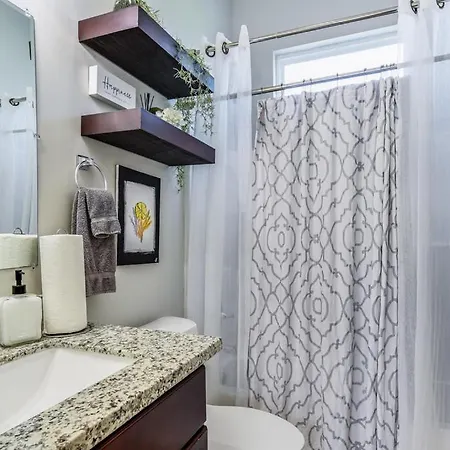 Contemporary, Nestled In The Heart Of The City!-2