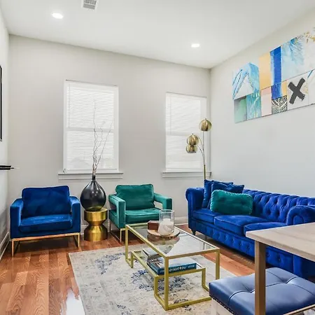 Contemporary, Nestled In The Heart Of The City!-3