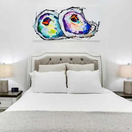 Modern New Orleans Studio On Bourbon Street!-2