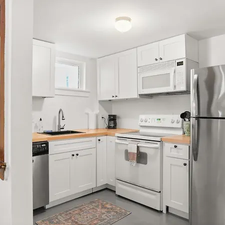 Explore Nola From 2Bd Garden District Apt-3