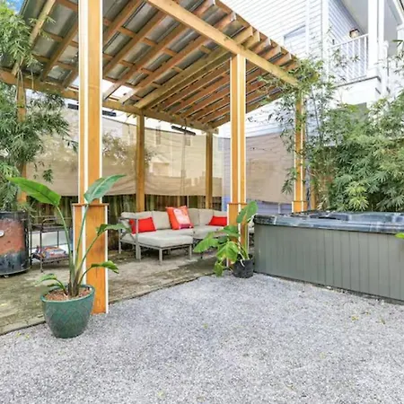 French Quarter Charm: St Philip St Historic Haven 1515-2