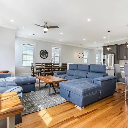 Spacious 5Br Urban Retreat W Balcony & Pool-2