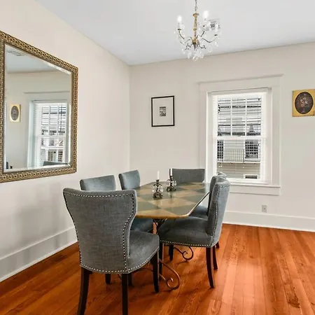 Stunning 2Bd Luxury Apt Perfect Nola Location-2