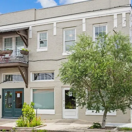 Stunning 2Bd Luxury Apt Perfect Nola Location-3