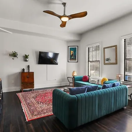Stylish 2-Bedroom Apartment in Garden District-2