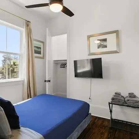 Elegant 4Bd With Pool And Off Street Parking-2