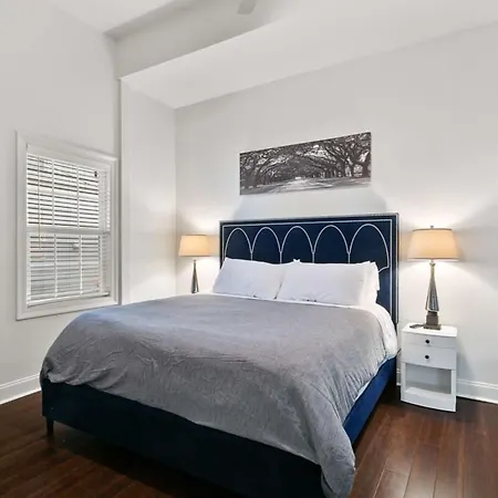 Modern Pristine Stunning 2Bd Garden District Apt-2