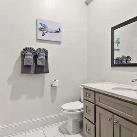 Modern Pristine Stunning 2Bd Garden District Apt-3