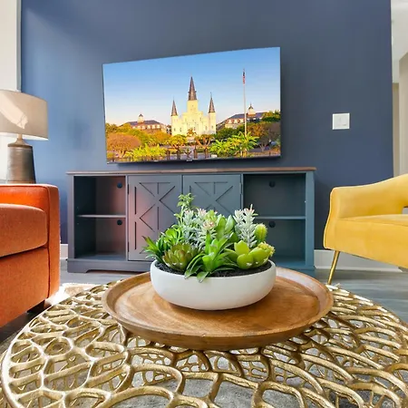 Nola Charm - Luxury 4-Bed Retreat Steps From French Quarter-2