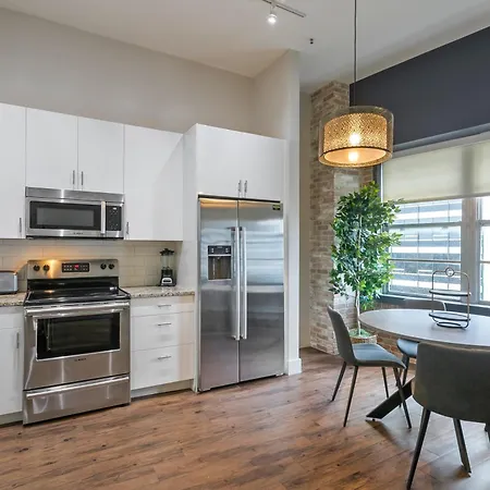 Captivating Condo Near City Hot Spots-2