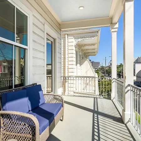 Private 3Br On Carondelet By Hosteeva-2