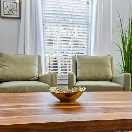 Hosteeva Stunning 4 Bedroom Condo W Pool Steps To St Charles Ave-2