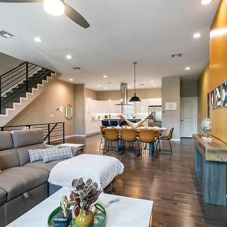 Stunning 4 Bedroom Townhouse In Mid City-3