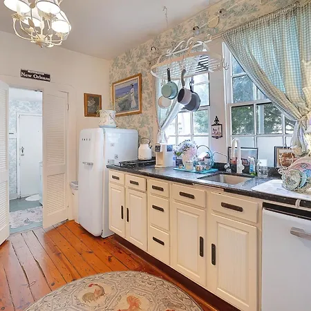 6Br 3 Ba Huge, Balcony, Cemetery, Streetcar Sleeps 12!-3