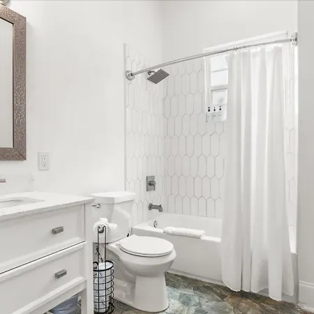 Sunny 5Bed W Parking And Direct Streetcar Access-3