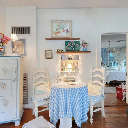 6Br 3 Ba Huge, Balcony, Cemetery, Streetcar Sleeps 12!-2