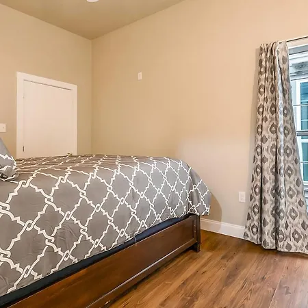St Charles Ave Urban Retreat With Luxury Amenities-3