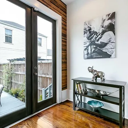 Modern, Spacious Townhouse With Luxury Amenities-2