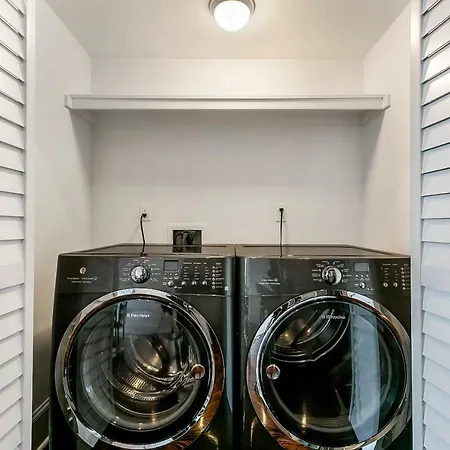 Modern, Spacious Townhouse With Luxury Amenities-3