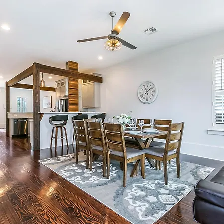 Modern, Spacious Townhouse With Luxury Amenities-2