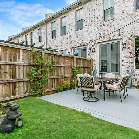 Modern, Spacious Townhouse With Luxury Amenities-3