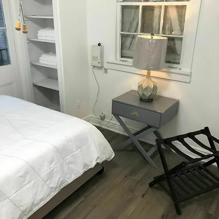 4 Bedroom -Famous Landmark Next To Bourbon St-2