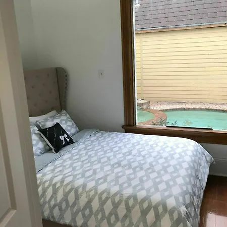 5 Br. Newly Renovated Next To French Qt Hotel-2