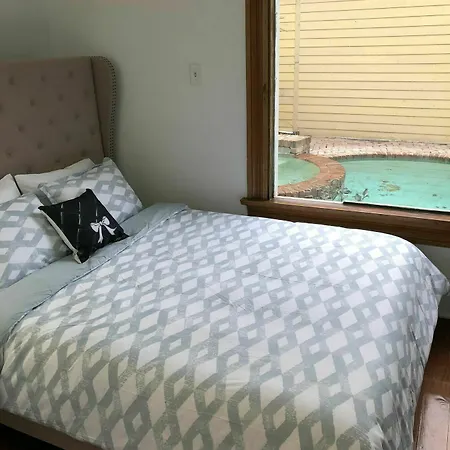 5 Br. Newly Renovated Next To French Qt Hotel-3