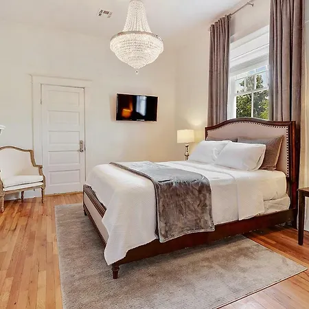 Modern Victorian House With Relaxing Courtyard - Near Fq-3