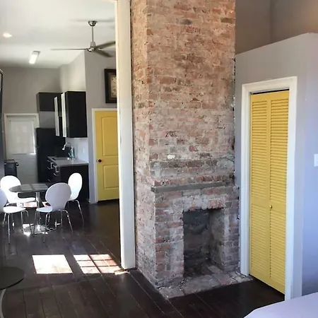 Modern Condo 2 Blocks From Quarters-3