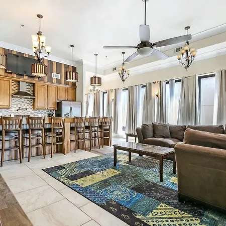 Spacious 4Br Condo On Carondelet Near All Hot Spo-3
