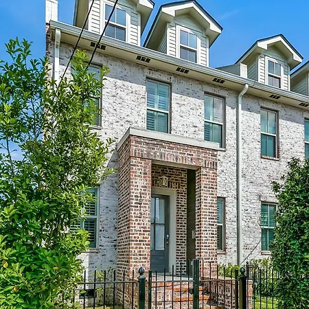 Modern, Spacious Townhouse With Luxury Amenities-2