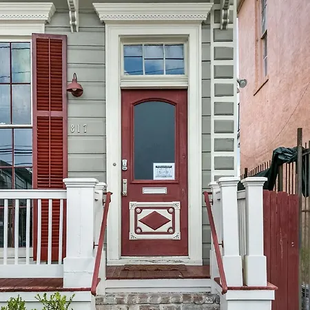 Cozy And Charming House Close To St Charles Ave-3