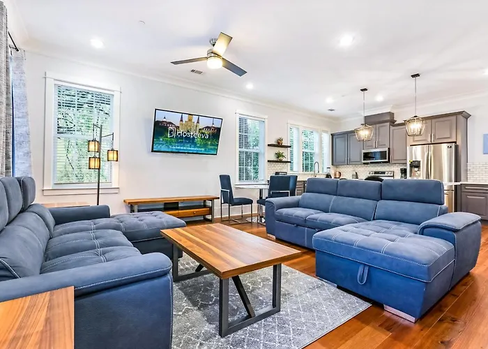 Spacious 5 Bedroom Retreat - Pool - Near It All!