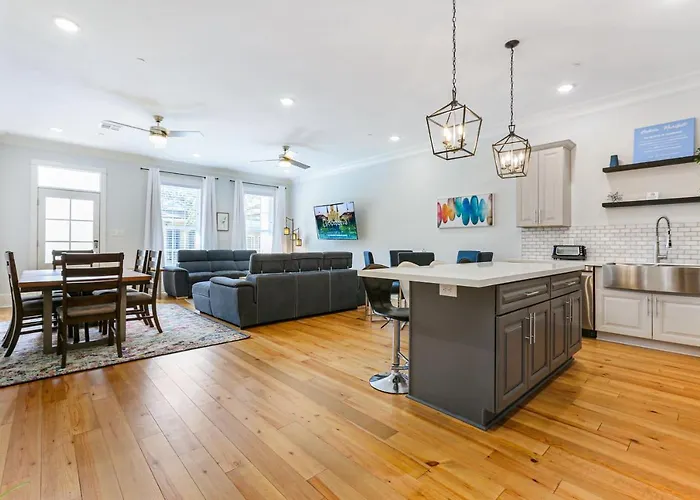 Modern 5 Bedroom Condo - Large Pool - Near Everything