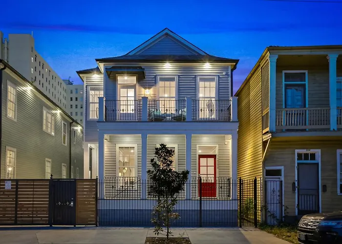 Hosteeva Brand New Condo With A Pool Steps To St Charles Ave