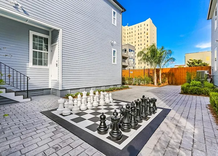Hosteeva Modern Condo Steps To St Charles Ave & Close To Fq