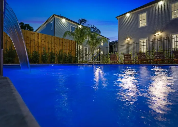 Hosteeva Modern Condo Steps To St Charles Ave & Close To Fq