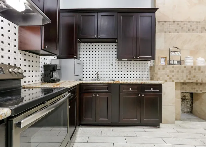 Modern 4Br Condo In Downtown