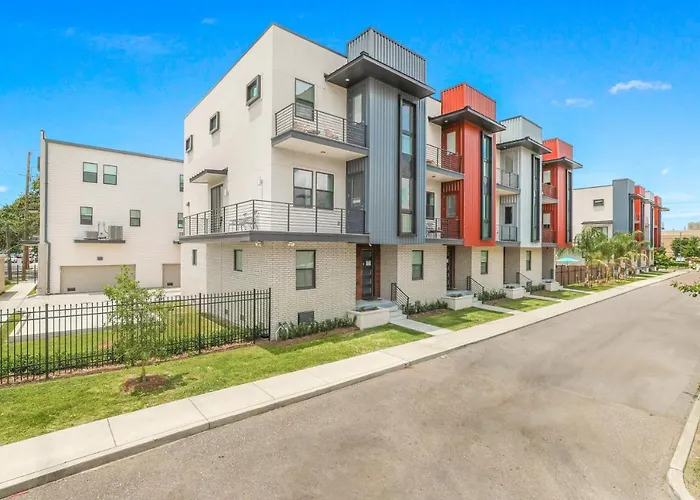 Stunning Living Near City Attractions